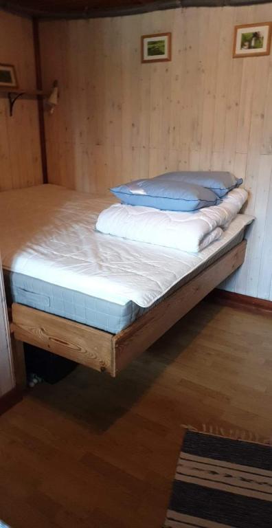 Postel nebo postele na pokoji v ubytování Örnatorpet Ullared