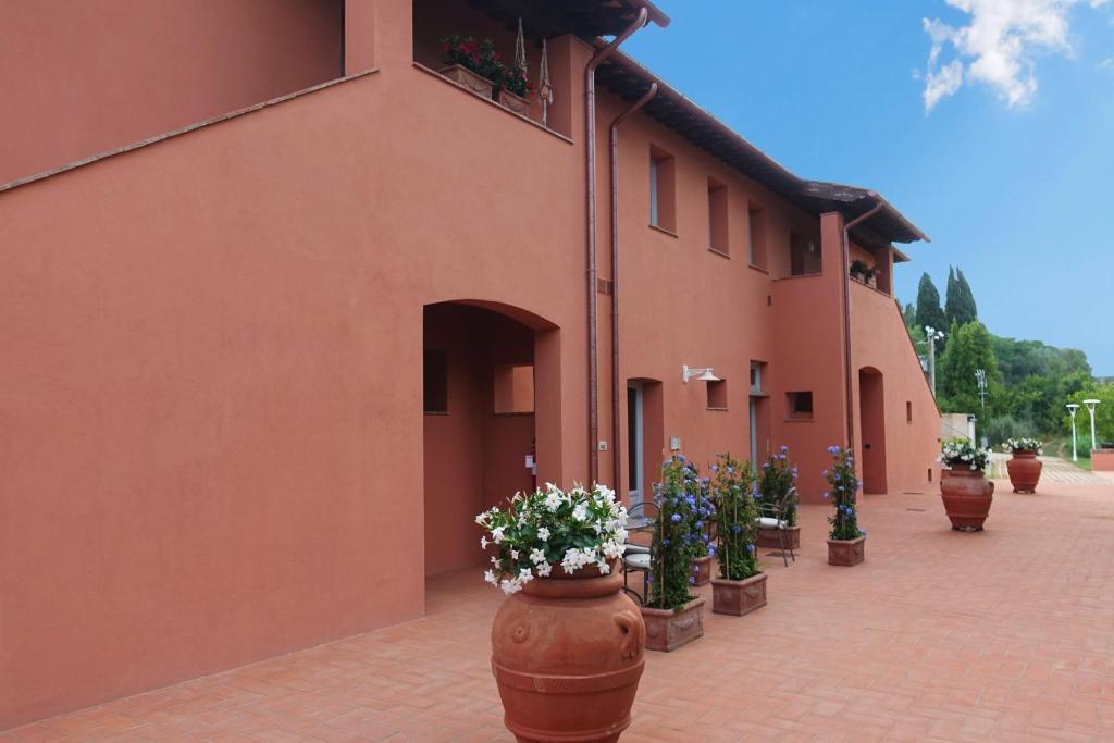 een gebouw met een stel potplanten ernaast bij Agriturismo Due Comuni in San Gervasio