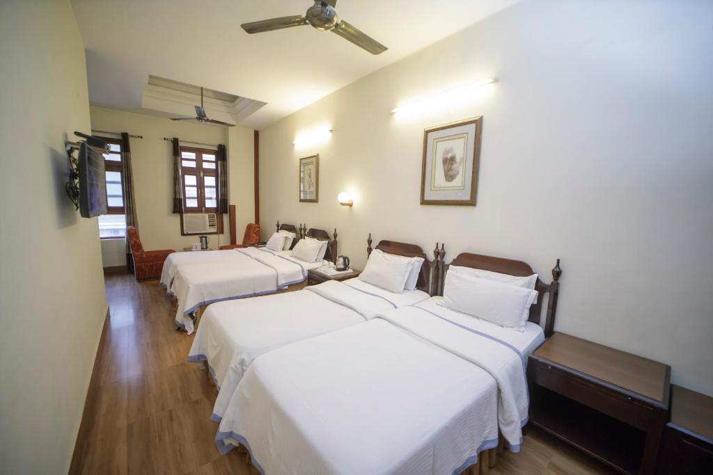 Postel nebo postele na pokoji v ubytování Hotel H R Palace