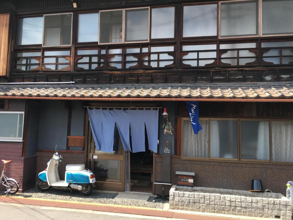 un scooter estacionado frente a un edificio en Machicado en Tamano