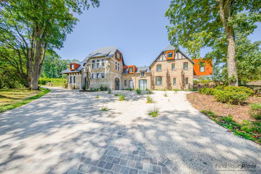an estate on the market for million at Domaine de Ronchinne - Maison du Jardinier in Maillen