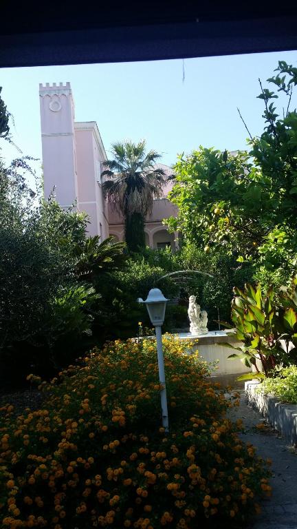 a parking meter in a garden in front of a building at Casa Vacanza la Fiaba in Trapani