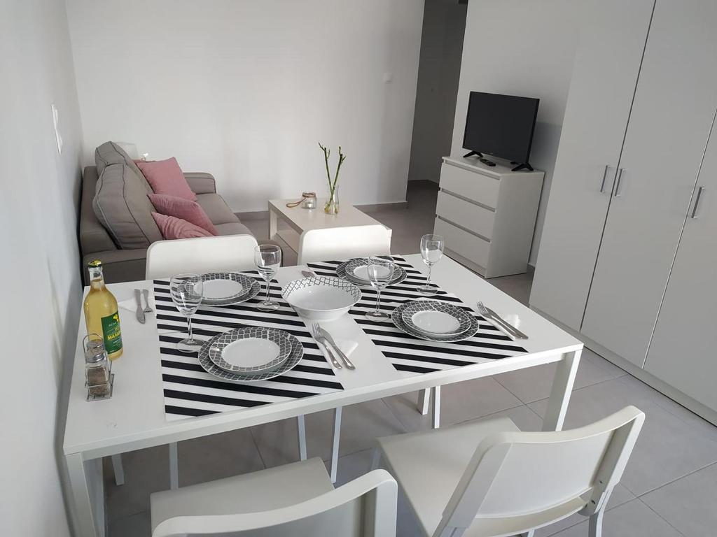 TV a/nebo společenská místnost v ubytování Finiki Seaside Apartment