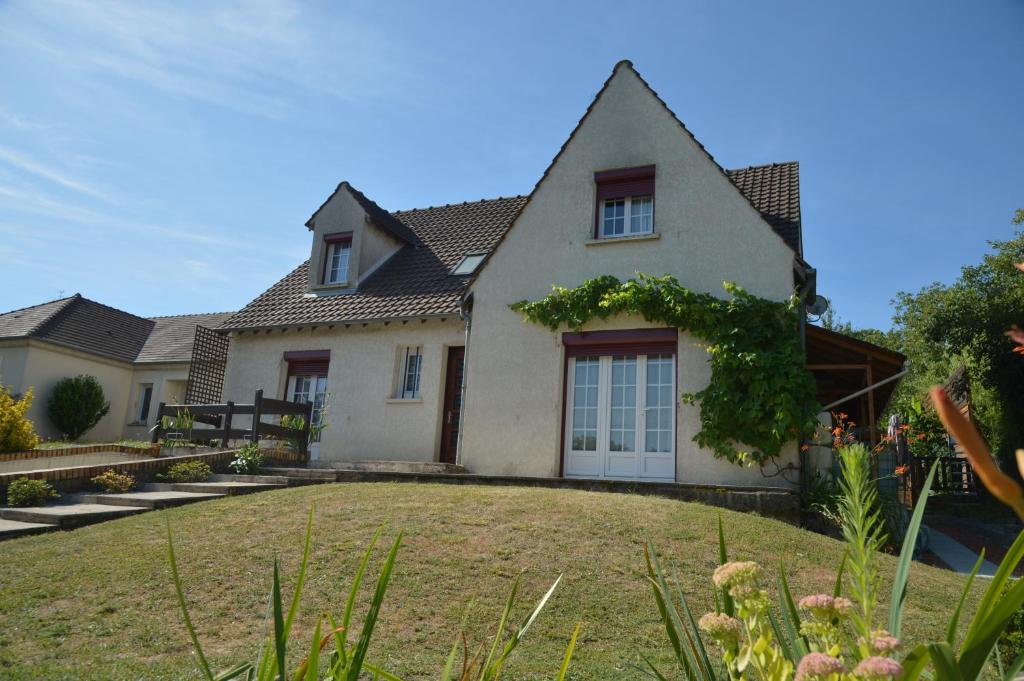 una casa grande con un patio delante en Le Calme De la Campagne au Sud de Paris, en Saint-Mammès