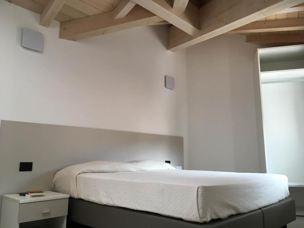 Łóżko lub łóżka w pokoju w obiekcie La Corte Room & Relax