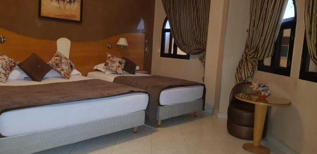 Postel nebo postele na pokoji v ubytování Hotel Mounia