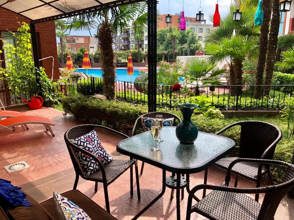 Shato del Marina lounge terrace
