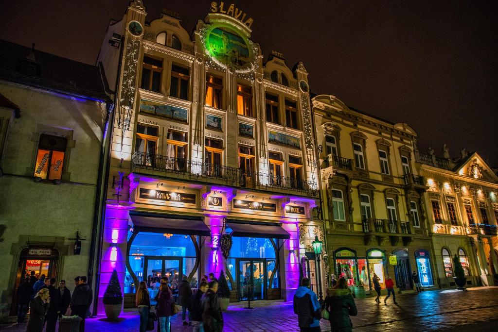 um edifício com luzes roxas em frente em Boutique Hotel Slávia em Košice
