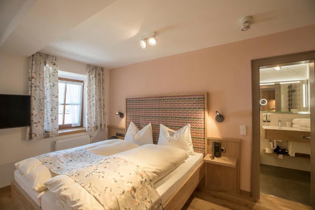Postel nebo postele na pokoji v ubytování Hotel Oberschmied