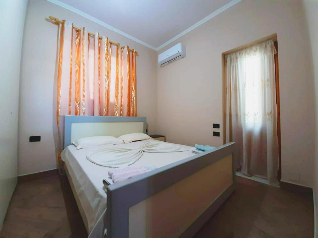 - une chambre avec un lit et une fenêtre dans l'établissement Apartment Demaj, à Vlorë