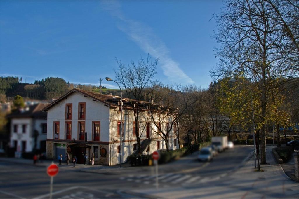 a building on the side of a street with a stop sign at ordizia piso con vistas al parque in Villafranca de Ordizia