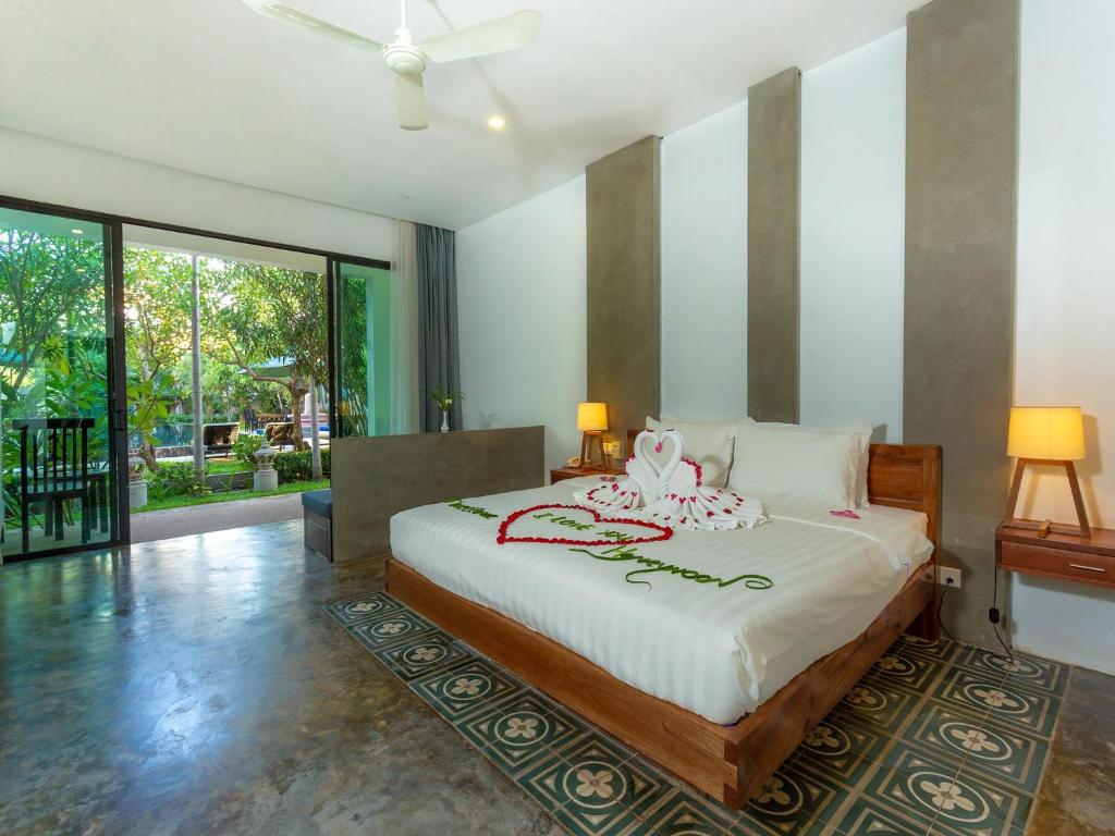 Postel nebo postele na pokoji v ubytování Tanei Angkor Resort and Spa