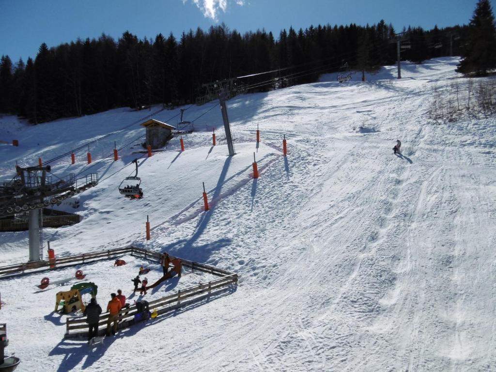 un groupe de personnes skier sur une piste enneigée dans l'établissement Superbe Duplex 45m2, au pied des pistes, La Plagne, avec WIFI, à Les Coches