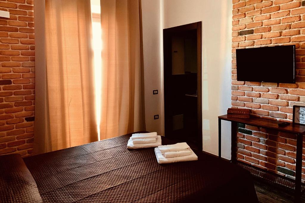 a hotel room with two folded towels on a bed at LoFT in Bosa