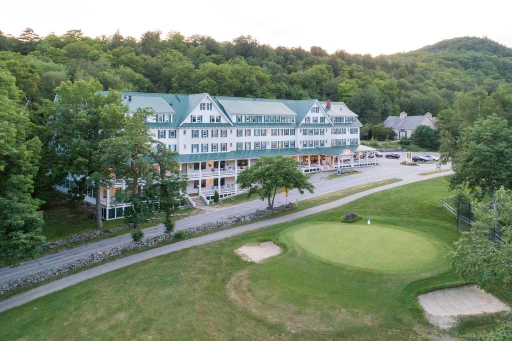 ジャクソンにあるEagle Mountain House and Golf Clubのゴルフ場付きのリゾートの空中ビュー