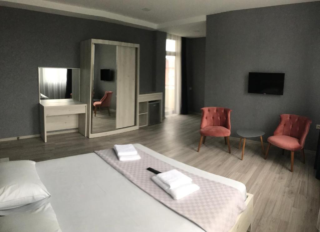 TV a/nebo společenská místnost v ubytování Hotel FLEUR DE LIS