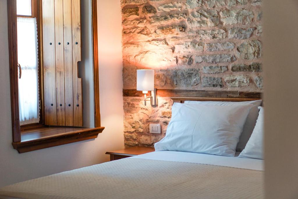 Postel nebo postele na pokoji v ubytování Argjiro Traditional
