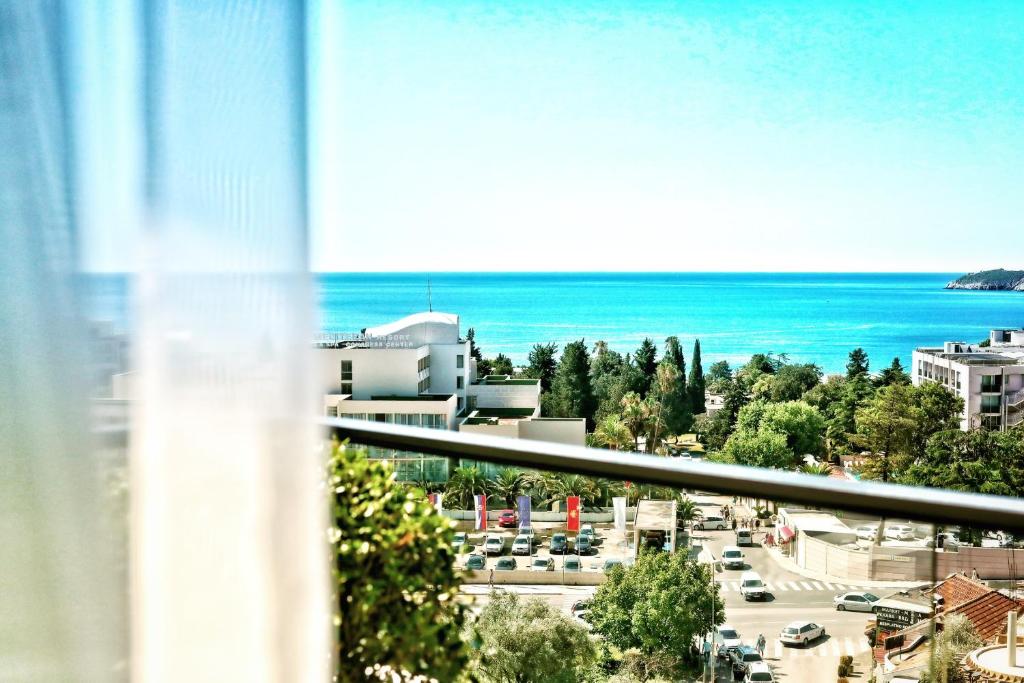 布德瓦的住宿－Hotel Kalos，阳台享有海景。