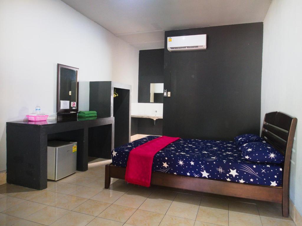 um quarto com uma cama e uma parede preta em Co Co House Samui em Mae Nam