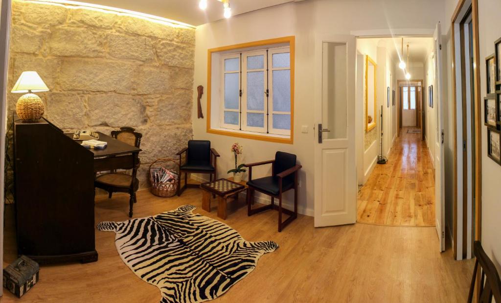 uma sala de estar com um tapete de zebra no chão em Siglas & Runas II na Póvoa do Varzim