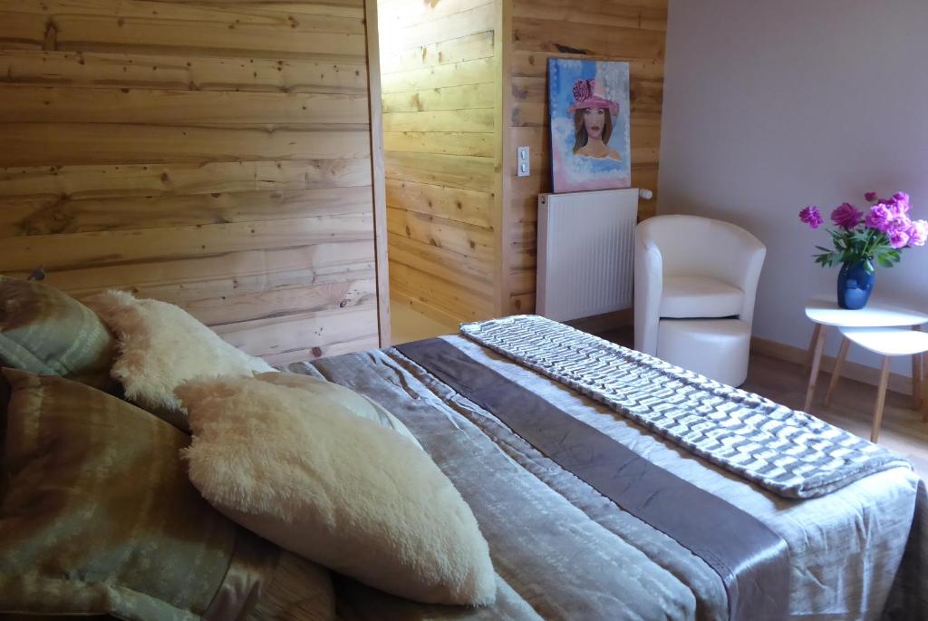 Postel nebo postele na pokoji v ubytování Chambre d'hôtes l'Aire du temps Savoyard