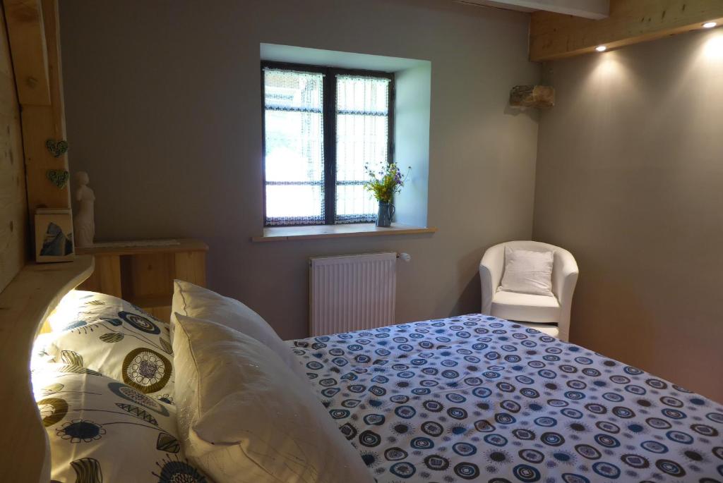 Postel nebo postele na pokoji v ubytování Chambre d'hôtes l'Aire du temps Savoyard