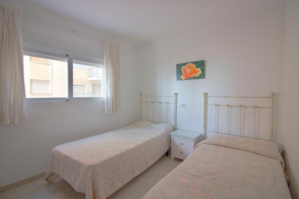 Postel nebo postele na pokoji v ubytování Apartamento Calpe Mediterráneo 1º línea