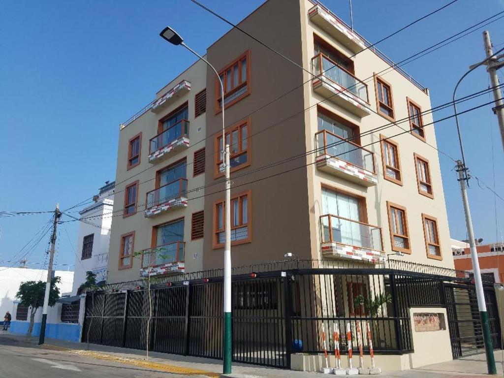 een gebouw op de hoek van een straat bij Jirón Tarapacá 398, La Punta - Callao in Lima