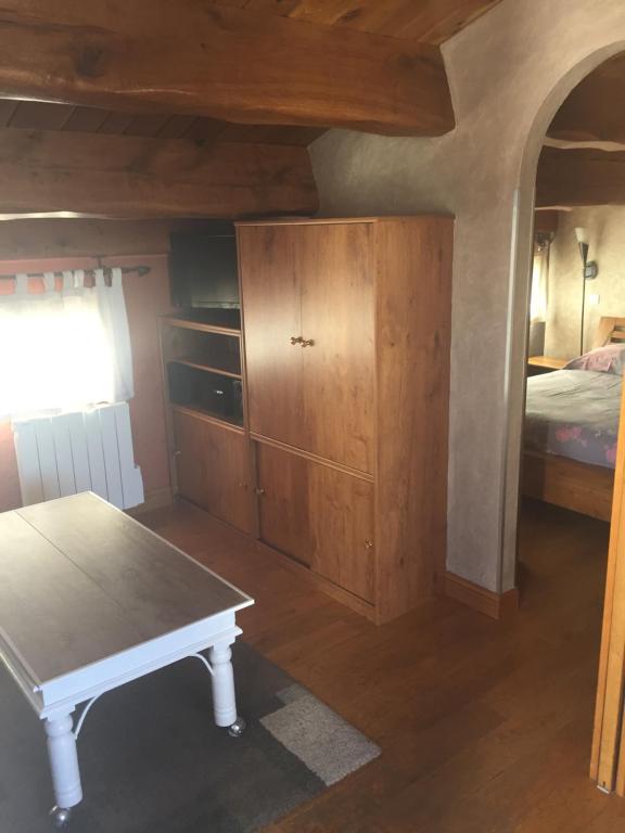 a small room with a table and a bed at Le Mas des Mathes, Chambres d&#39;hôtes, Studios in Les Mathes