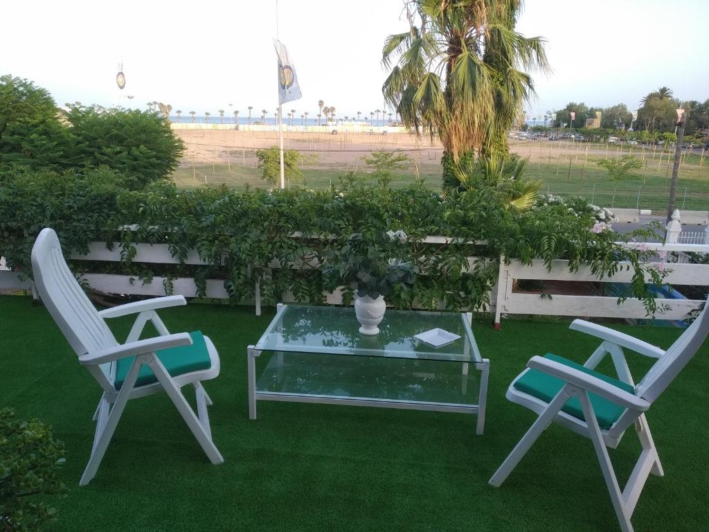 Κήπος έξω από το Apartamento con terraza y vistas al mar