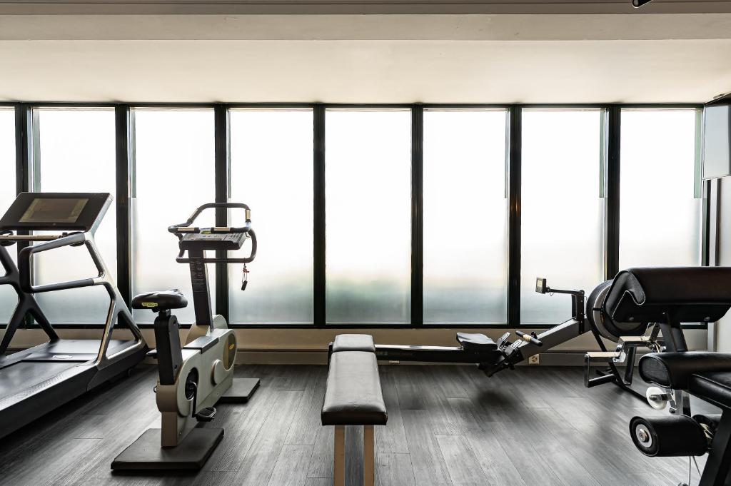 Posilňovňa alebo fitness centrum v ubytovaní Royal Manotel