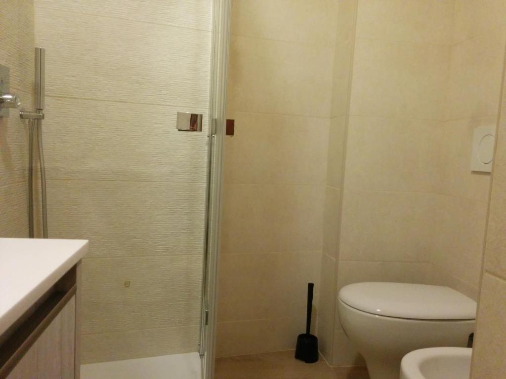 La salle de bains est pourvue d'une douche, de toilettes et d'un lavabo. dans l'établissement Honey House Parma, à Parme