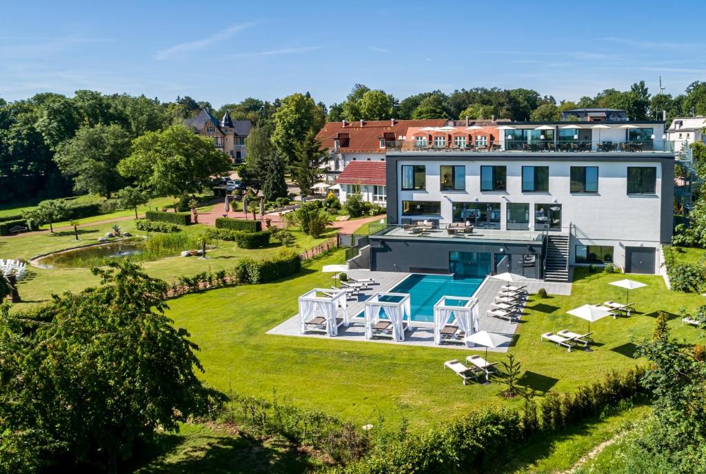 Bazén v ubytování Romantik Hotel Schwanefeld & Spa nebo v jeho okolí