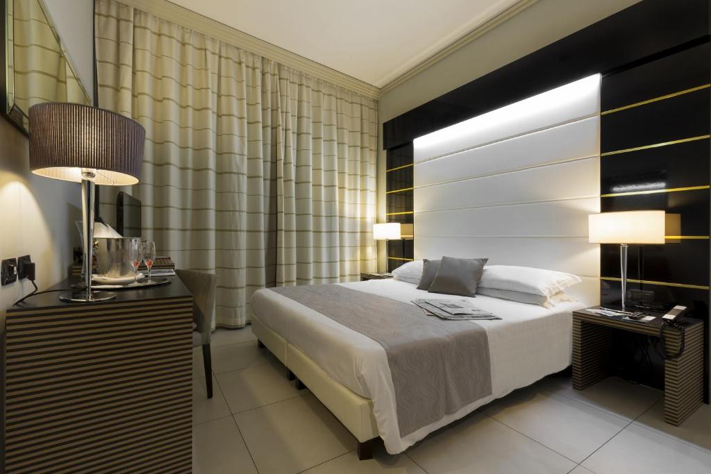 ein Hotelzimmer mit einem Bett und einer Lampe in der Unterkunft Palazzo Salgar in Neapel