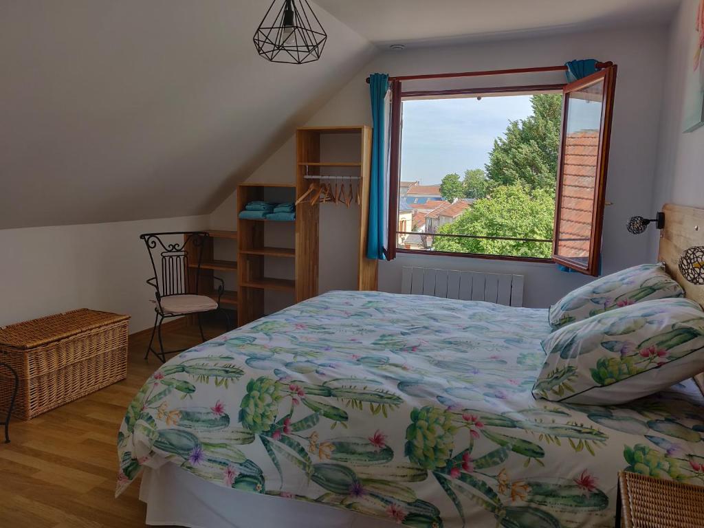 a bedroom with a bed and a window at LA LOGIA DU SAULE in Rilly-la-Montagne