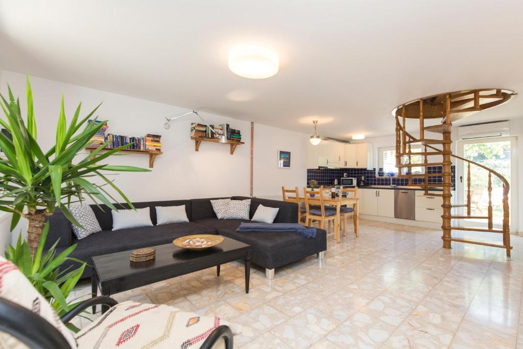 ein Wohnzimmer mit einem Sofa und einem Tisch in der Unterkunft Casa Flora 3-minutes’ walk from the beach in Novigrad Istria