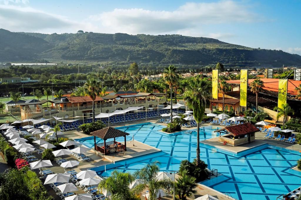 una vista aérea de una piscina del complejo con sillas y sombrillas en TUI MAGIC LIFE Calabria - All Inclusive, en Pizzo