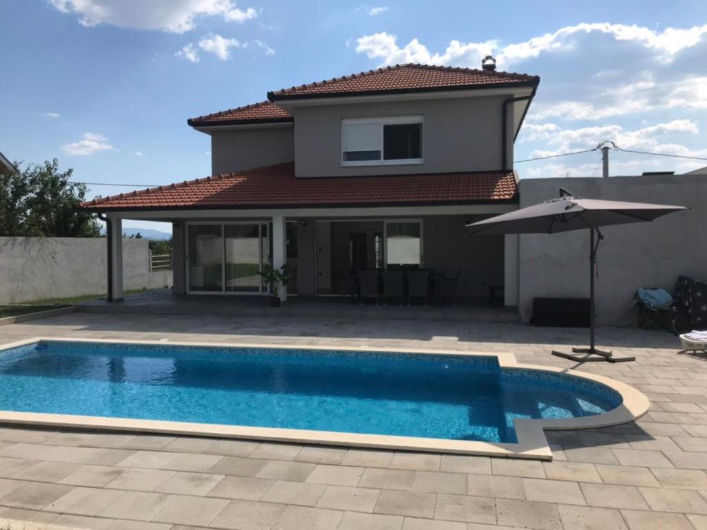 Villa con piscina frente a una casa en Villa Elezovic, en Čapljina