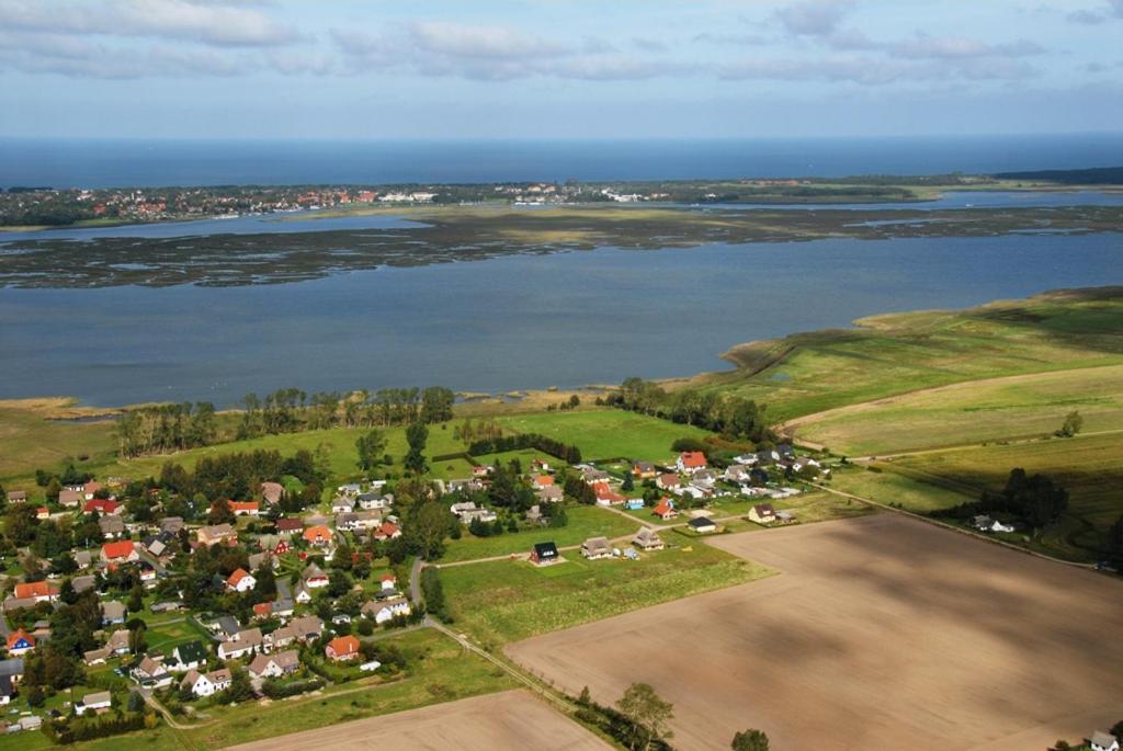 uma vista aérea de uma aldeia ao lado de uma massa de água em La Mer - Ferienwohnungen em Bresewitz