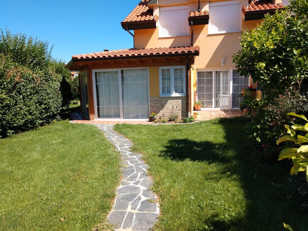 una casa con un camino de piedra delante de un patio en Alojamiento Castillo, en Castillo