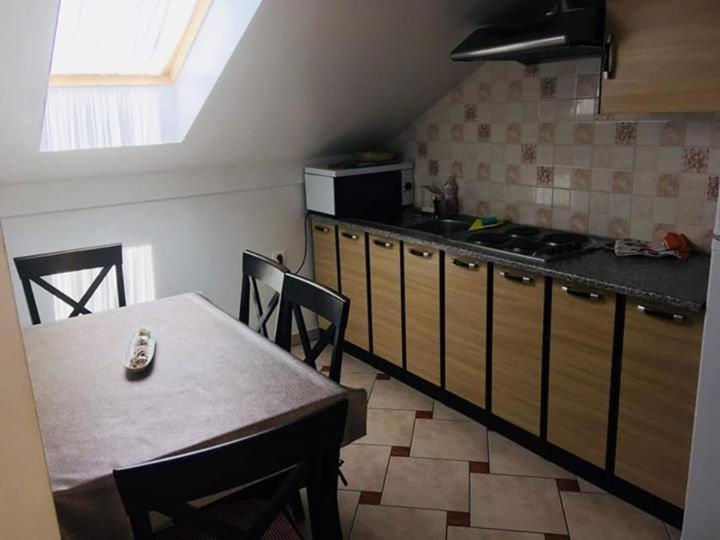 Kuchyň nebo kuchyňský kout v ubytování Apartmani Djura