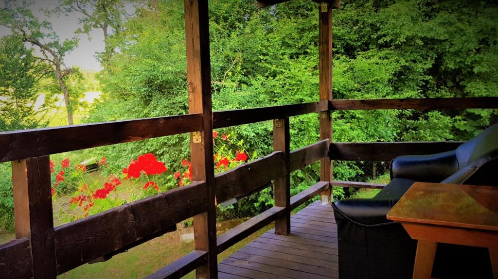 Balkón nebo terasa v ubytování Domek pod lasem