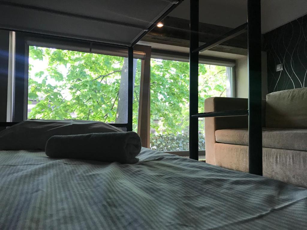 Postel nebo postele na pokoji v ubytování Apart Lofts Car Factory by WarsawResidence Group