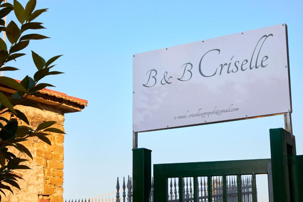 Criselle في أغروبولي: علامة تنص على أنه محفز بجوار مبنى