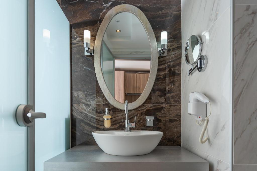 Koupelna v ubytování Dionysos Hotel & Suites
