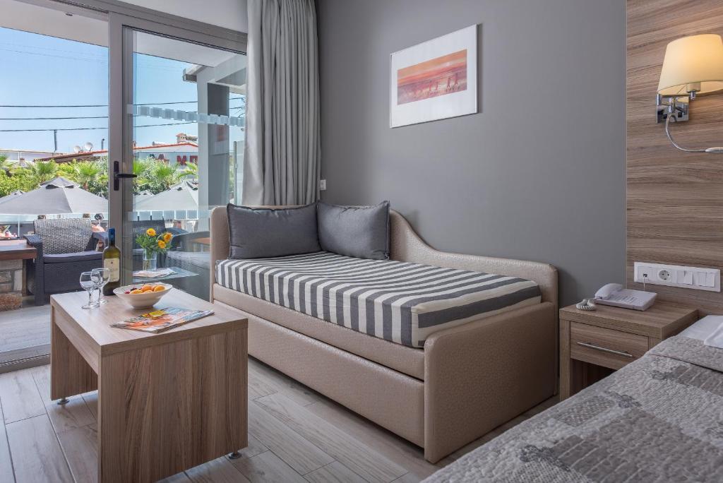 Posezení v ubytování Dionysos Hotel & Suites