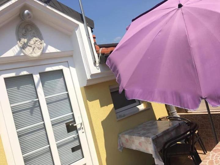 Budova, kde se aparthotel nachází