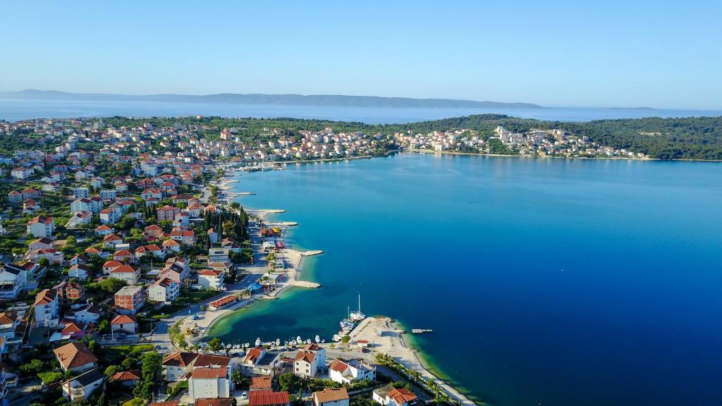 een luchtzicht op een klein eiland in een groot water bij Apartments Maslina in Trogir