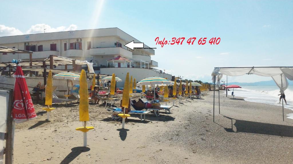 un gruppo di ombrelloni e sedie in spiaggia di casa vacanze dei navigatori on the sea a Pontecagnano