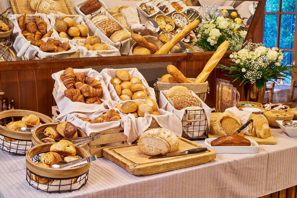 - une table avec de nombreux types de pain et de viennoiseries dans l&#39;établissement DC Hotel &amp; Restaurant Brussels South, à Bruxelles